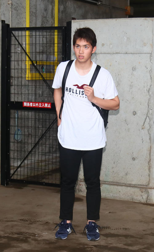 試合が雨天中止となり球場を後にする巨人高橋（撮影・足立雅史）