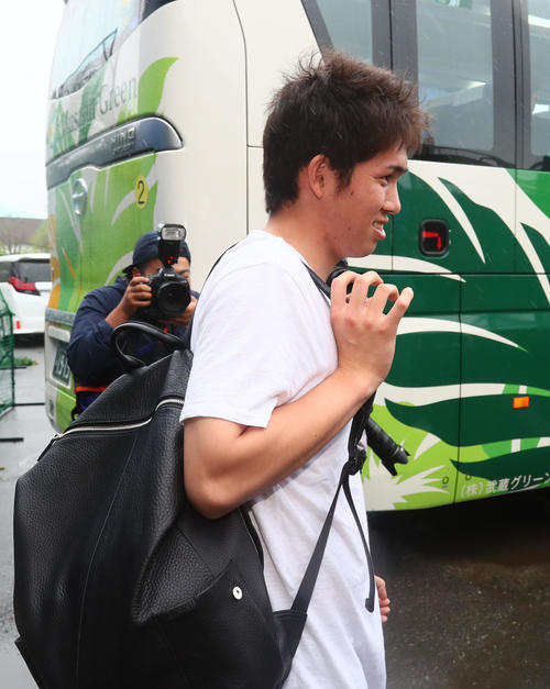 試合が雨天中止となり球場を後にする巨人高橋（撮影・足立雅史）