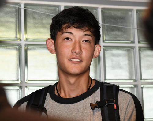 試合前に雨天中止が決まり、囲み取材に応じるDeNA阪口（撮影・鈴木みどり）