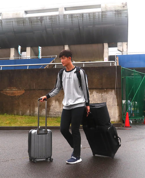 試合が雨天中止となり球場を後にするDeNA阪口（撮影・足立雅史）