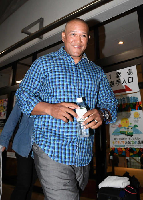 試合前に雨天中止が決まり、手を振りながら球場をあとにするDeNAラミレス監督（撮影・鈴木みどり）