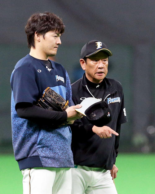 試合前、会話する日本ハム有原と栗山監督（右）（撮影・佐藤翔太）