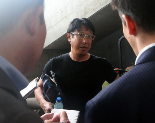 巨人対DeNA　試合中止の発表後、菅野の状態について記者の質問に答える宮本投手総合コーチ（撮影・狩俣裕三）