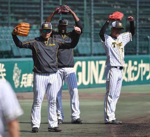 阪神対ヤクルト　○ポーズを作る左から岩田、ガルシア、高橋遥（撮影・上田博志）
