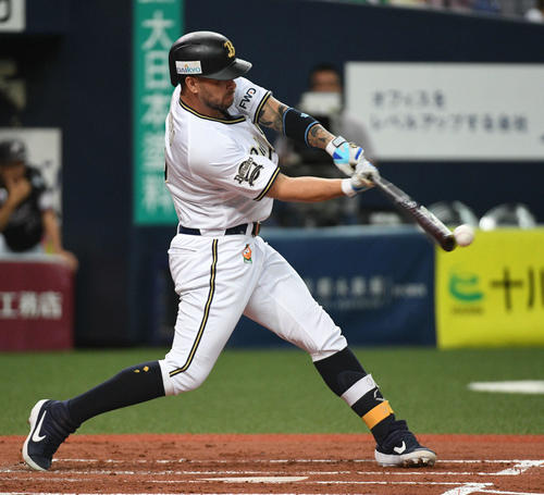 1回裏オリックス2死一、二塁、ロメロは先制適時打を放つ（撮影・渦原淳）