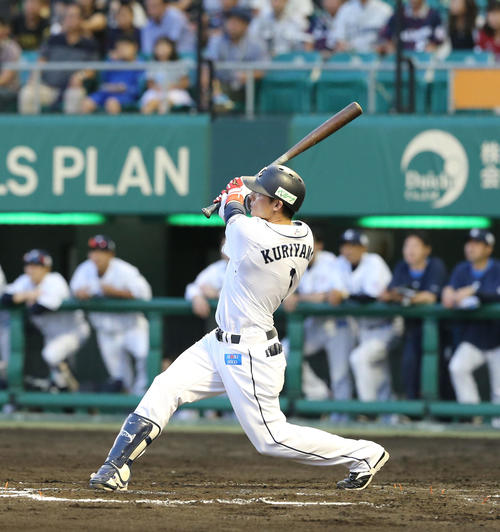 2回裏西武2死一塁、栗山は中越えに先制となる2点本塁打を放つ（撮影・梅根麻紀）
