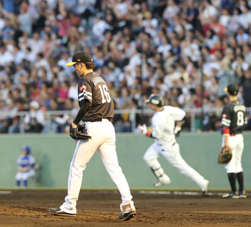 2回裏西武2死一塁、栗山に中越え先制2点本塁打を浴びた東浜（撮影・梅根麻紀）