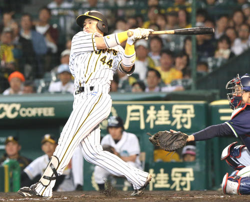 2019年5月21日　阪神対ヤクルト　4回裏阪神1死二塁、梅野隆太郎は左線に適時二塁打を放つ（撮影・加藤哉）