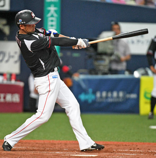 5回ロッテ2死一、二塁、清田育宏は3点本塁打を放つ（撮影・渦原淳）