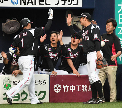5回ロッテ2死一、二塁、清田育宏（左端）は3点本塁打を放ちナインに迎えられる（撮影・渦原淳）