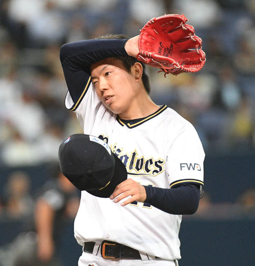 オリックス対ロッテ　5回ロッテ2死一、二塁、ロッテに勝ち越しを許し、がっくりと汗を拭う松葉（撮影・渦原淳）