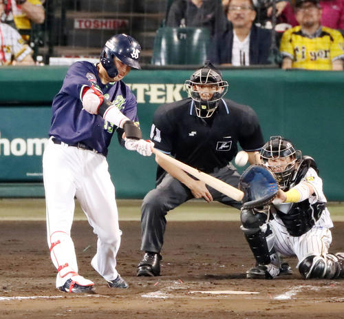 阪神対ヤクルト　7回表ヤクルト無死、村上は左越え本塁打を放つ（撮影・加藤哉）