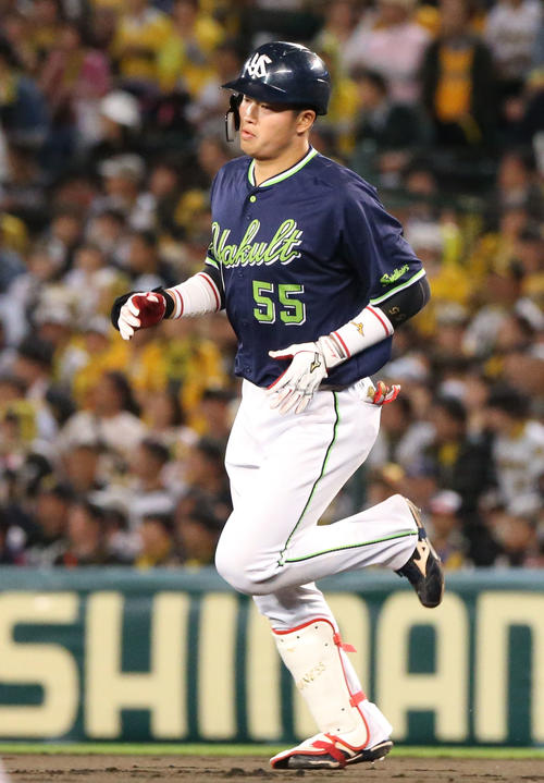 阪神対ヤクルト　7回表ヤクルト無死、村上宗隆は左越え本塁打を放ちベースランする（撮影・上山淳一）