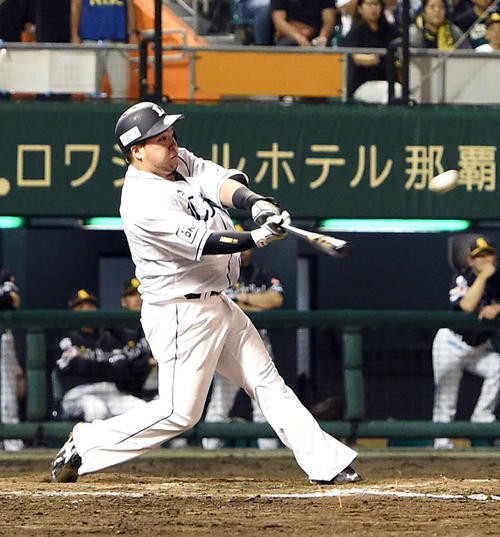 7回裏西武1死一、二塁、左越えに20号3点本塁打を放つ山川（撮影・たえ見朱実）