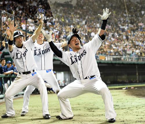 7回裏西武1死一、二塁、左越えに20号3点本塁打を放った山川穂高は「どすこい」ポーズで会場を沸かせる（撮影・たえ見朱実）