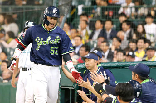 阪神対ヤクルト　7回表ヤクルト無死、村上宗隆（左）は左越え本塁打を放ちベンチの出迎えを受ける（撮影・上山淳一）