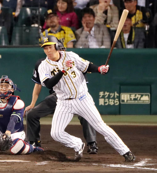 阪神対ヤクルト　8回裏阪神無死、大山は中前打を放つ（撮影・加藤哉）