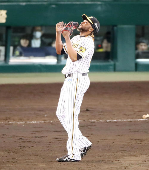 阪神対ヤクルト　9回表ヤクルト1死一塁、ドリスは代打バレンティンを三塁ゴロ併殺打に打ち取って試合終了（撮影・加藤哉）