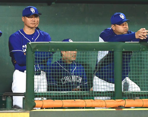 9回に1点差まで詰め寄るも追いつけず敗戦となり厳しい顔をみせる中日与田監督（左）（撮影・清水貴仁）
