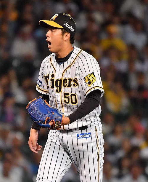 阪神対ヤクルト　6回表ヤクルト2死一塁、雄平から三振を奪い雄たけびを上げる青柳（撮影・上田博志）