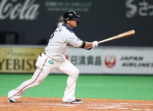 日本ハム対楽天　8回裏日本ハム1死一塁、右中間に適時二塁打を放つ中田（撮影・黒川智章）