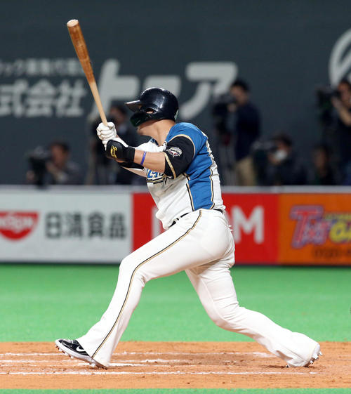 日本ハム対楽天　8回裏日本ハム1死一塁、中田は右中間を破る適時二塁打を放つ（撮影・佐藤翔太）