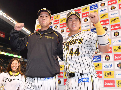 阪神対ヤクルト　お立ち台でガッツポーズする青柳（左）と梅野（撮影・上田博志）