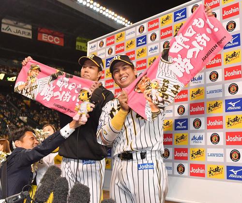阪神対ヤクルト　お立ち台で「明日も勝つばい！」タオルを掲げる梅野（右）と青柳（撮影・上田博志）