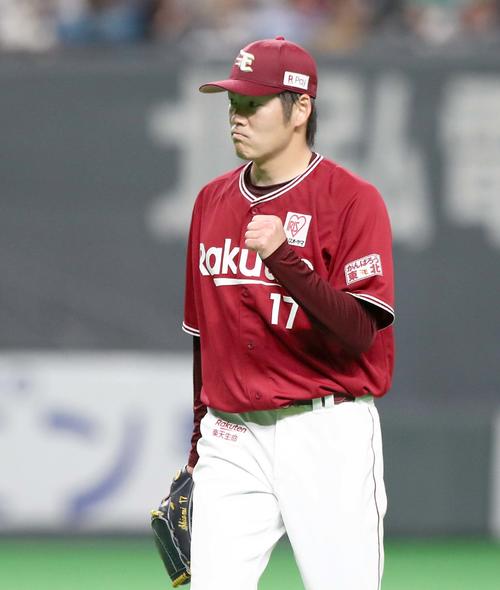日本ハム対楽天　4回裏日本ハム1死一塁、渡辺を併殺にとりガッツポーズの塩見（撮影・黒川智章）