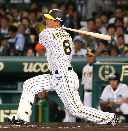 阪神対ヤクルト　4回裏阪神1死、福留は中に二塁打を放つ（撮影・上山淳一）