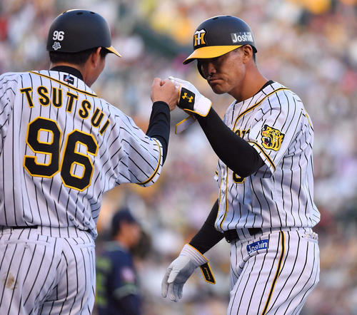 阪神対ヤクルト　1回裏阪神2死一、三塁、右前に先制適時打を放つ福留（撮影・上田博志）