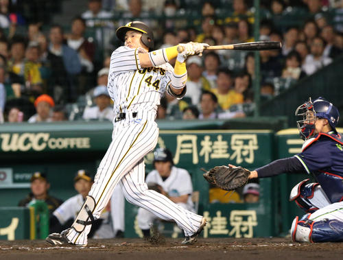 阪神対ヤクルト　4回裏阪神1死二塁、梅野は左翼線へ適時二塁打を放つ（撮影・上山淳一）