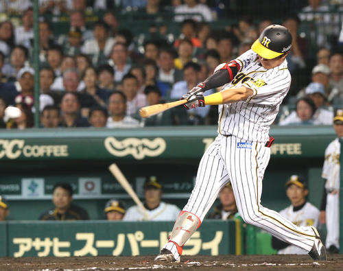 阪神対ヤクルト　4回裏阪神1死一、二塁、木浪は右前適時打を放つ（撮影・上山淳一）