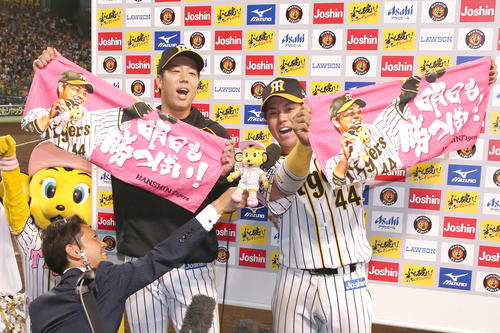 阪神対ヤクルト　お立ち台で「明日も勝つばい！」タオルを掲げる青柳（左）と梅野（撮影・上山淳一）