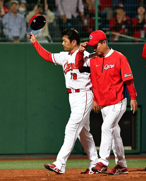 広島対中日　8連勝で首位に立ち三次のファンにあいさつする緒方監督（左）ら（撮影・清水貴仁）