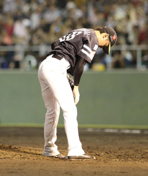 西武対ソフトバンク　5回裏西武2死満塁、森に四球を与え押し出しで失点する東浜（撮影・梅根麻紀）