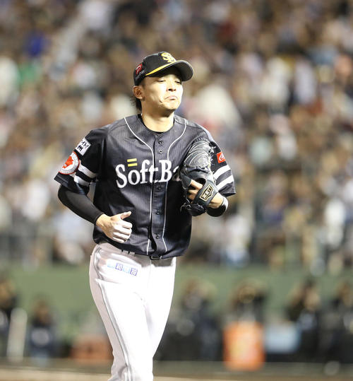 西武対ソフトバンク　5回裏西武2死満塁、森に押し出し死球を与え、残念そうな表情で降板する東浜（撮影・梅根麻紀）