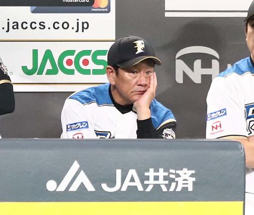 日本ハム対楽天　ベンチで渋い表情の栗山監督（撮影・黒川智章）