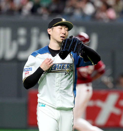 日本ハム対楽天　先制を許し汗を拭いながらベンチに戻る日本ハム金子（撮影・佐藤翔太）