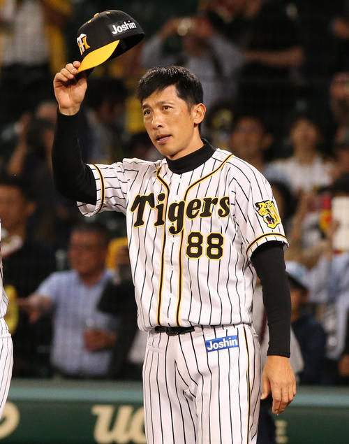 阪神対ヤクルト　ヤクルトに勝利しスタンドのファンにあいさつする矢野燿大監督（撮影・上山淳一）