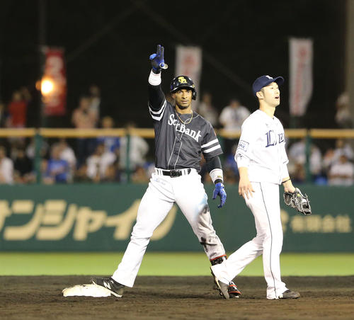 西武対ソフトバンク　9回表ソフトバンク1死一、二塁、グラシアルは左越え適時二塁打を放ちポーズ（撮影・梅根麻紀）