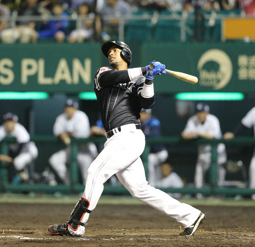 西武対ソフトバンク　4回表ソフトバンク2死、グラシアルは左越え本塁打を放つ（撮影・梅根麻紀）