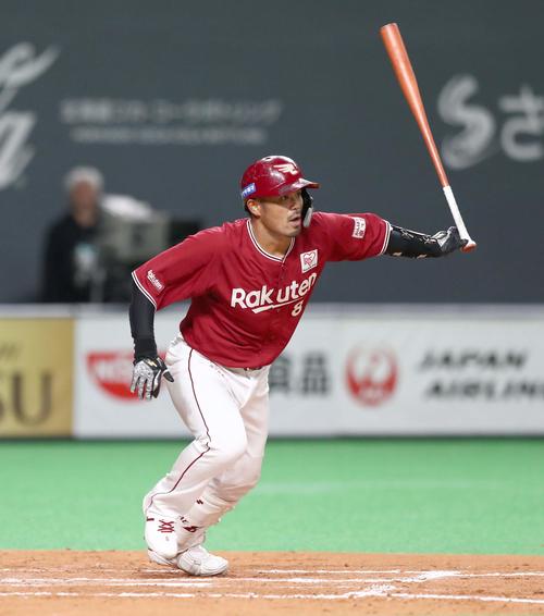 日本ハム対楽天　3回表楽天2死一、三塁、右前適時打を放つ今江（撮影・黒川智章）