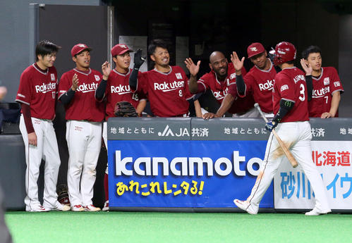 日本ハム対楽天　6回表楽天1死一、二塁、左越え3点本塁打を放ち生還した浅村（右から2人目）を出迎える今江（同5人目）らナイン（撮影・佐藤翔太）