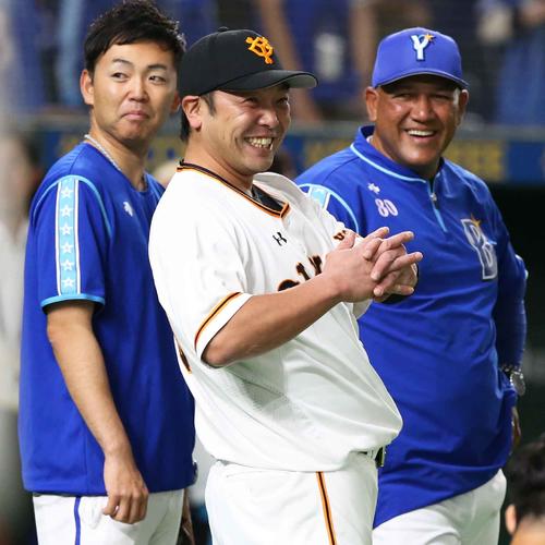 巨人対DeNA　試合前に談笑する阿部（中央）とラミレス監督（右）。左は丸山通訳（撮影・狩俣裕三）