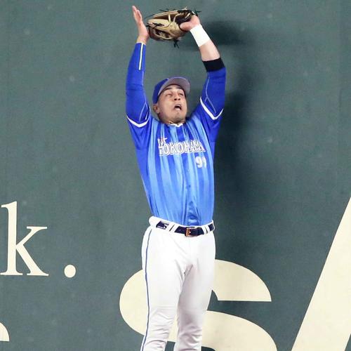 巨人対DeNA　5回裏巨人無死一塁、中島の右飛を好捕するソト（撮影・狩俣裕三）