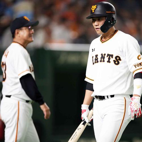 巨人対DeNA　8回裏巨人2死、空振り三振に倒れる坂本勇。左は原監督（撮影・狩俣裕三）