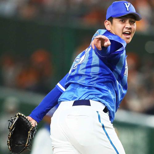 DeNA5番手で登板し力投する山崎（撮影・足立雅史）