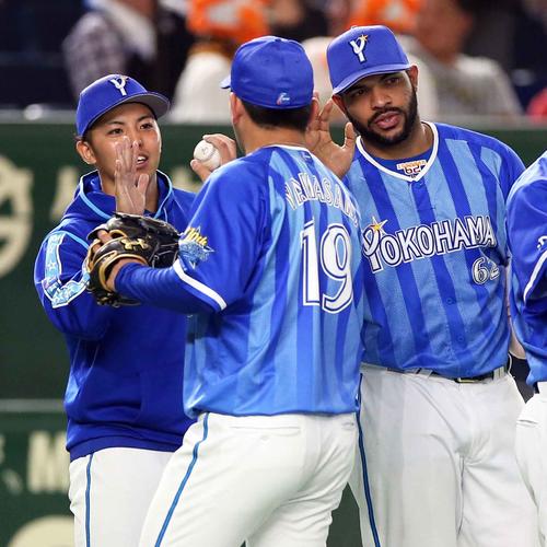 巨人対ＤｅＮＡ　試合後、山崎（中央）からウイニングボールを受け取る東（左）。右はエスコバー（撮影・狩俣裕三）