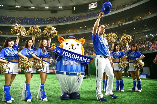 巨人対DeNA　先制弾のDeNAソトはファンの声援に笑顔で応える（撮影・足立雅史）